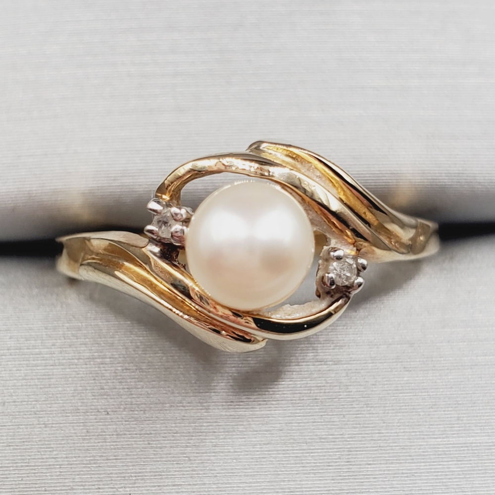 10k Solid Yellow Gold Cultured Freshwater Pearl & Genuine Diamond Twist Ring